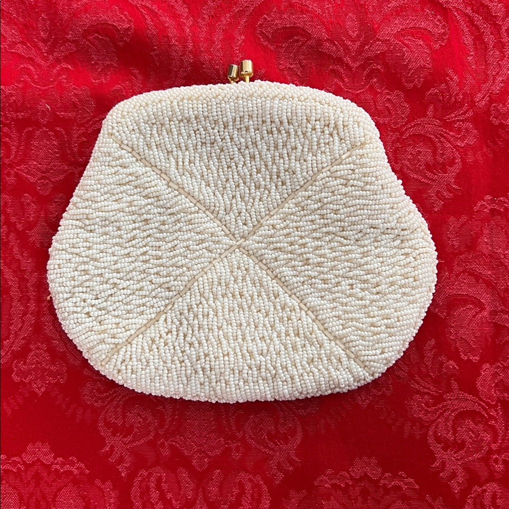 Vintage White Beaded Clutch Purse 1950s Hong Kong Kiss Lock Chain Strap